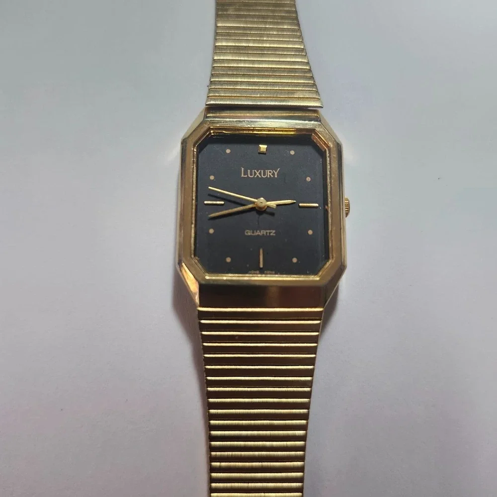 Luxury Quartz Gold Tone Watch - NEEDS GLASS FACE & BATTERY
